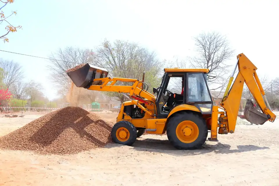 Graaflaadcombinatie schept grind op een bouwterrein