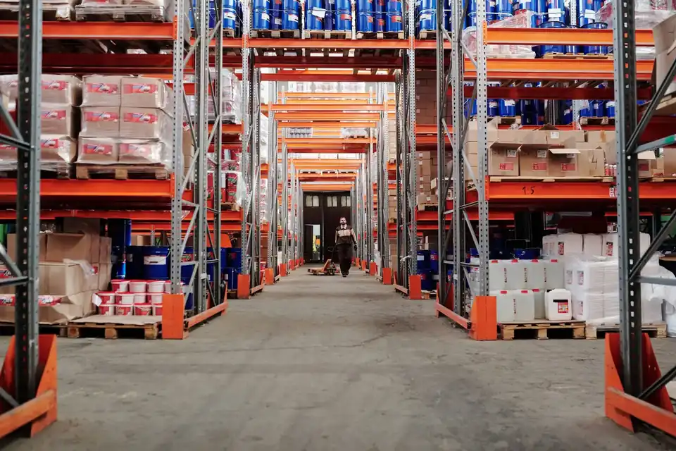 Magazijn met stellingen vol materieel