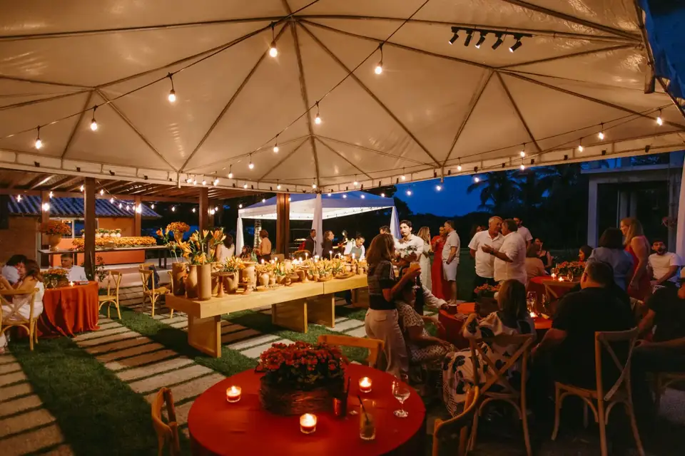Feest onder een verhuurde partytent in de avond