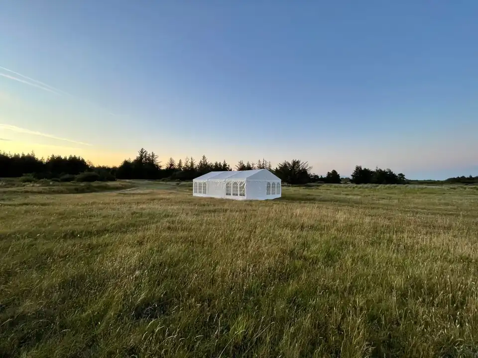 Witte partytent in een veld